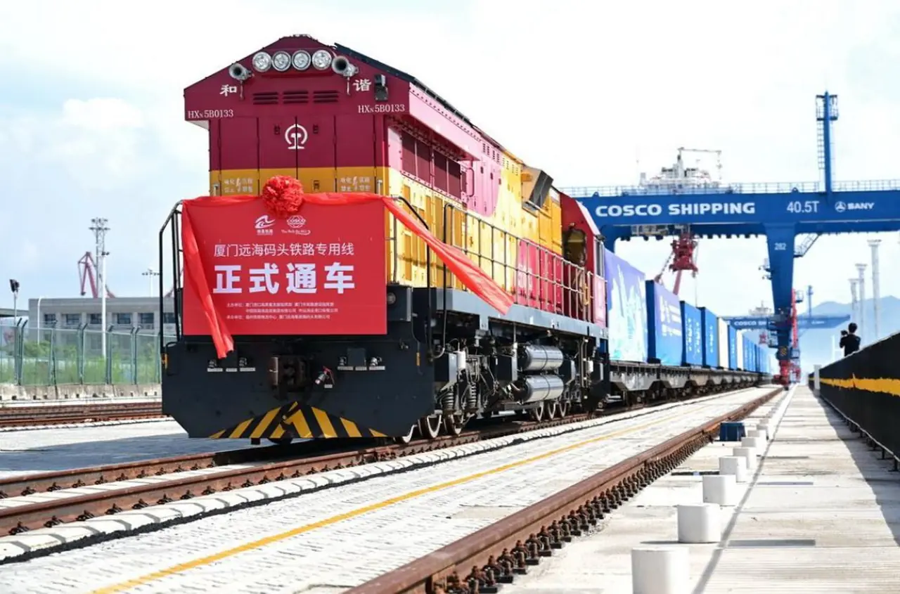 รถไฟบรรทุกตู้สินค้าวัตถุดิบแบตเตอรี่บนเส้นทางขนส่งจากท่าเรือเซี่ยเหมิน