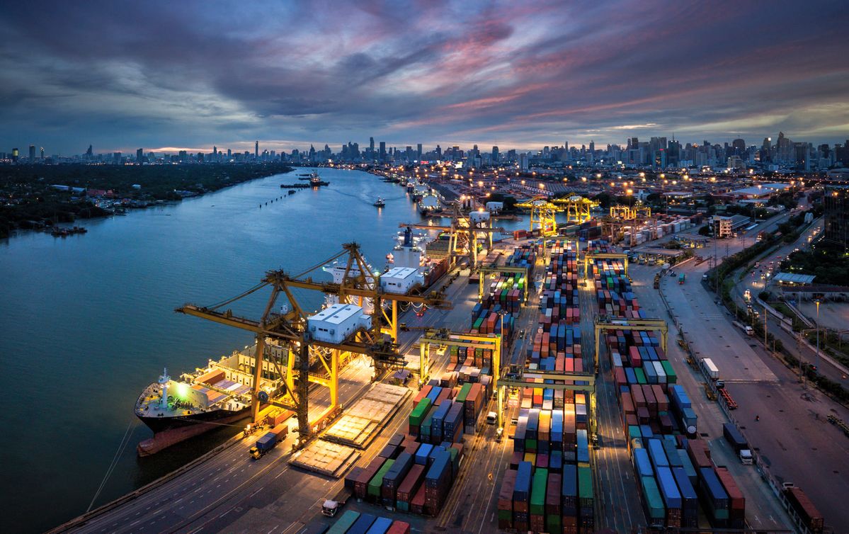 ภาพมุมสูงของท่าเรือริมแม่น้ำและลานตู้คอนเทนเนอร์ในเขตเมือง