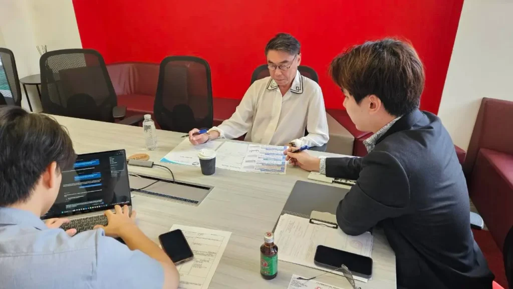 ทีมงานตรวจสอบจำนวนกล่องและรายละเอียดสินค้าใน Bill of Lading ร่วมกับลูกค้า
