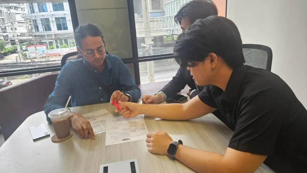 ทีมงานตรวจสอบรายละเอียดในสำเนา Bill of Lading และเอกสารขนส่งที่เกี่ยวข้อง