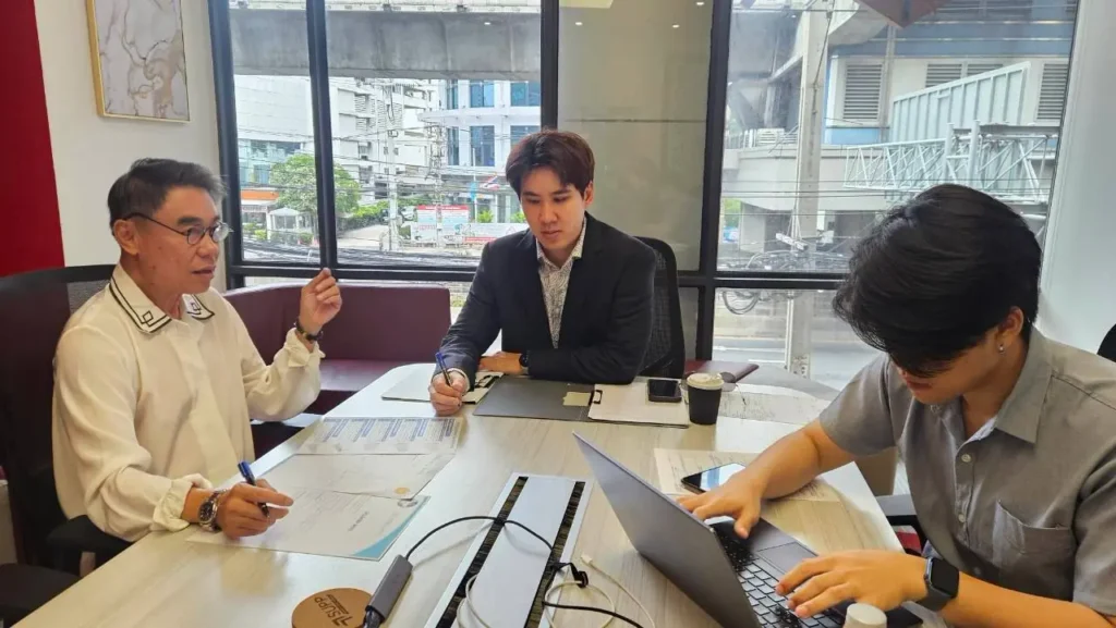 ลูกค้าและทีมงานกำลังหารือกรณีจำนวนกล่องใน Bill of Lading ไม่ตรงกับ Import Manifest