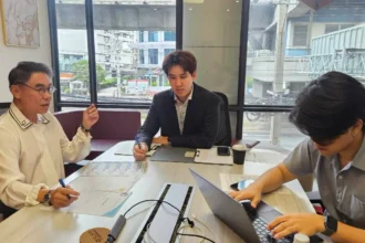 ลูกค้าและทีมงานกำลังหารือกรณีจำนวนกล่องใน Bill of Lading ไม่ตรงกับ Import Manifest