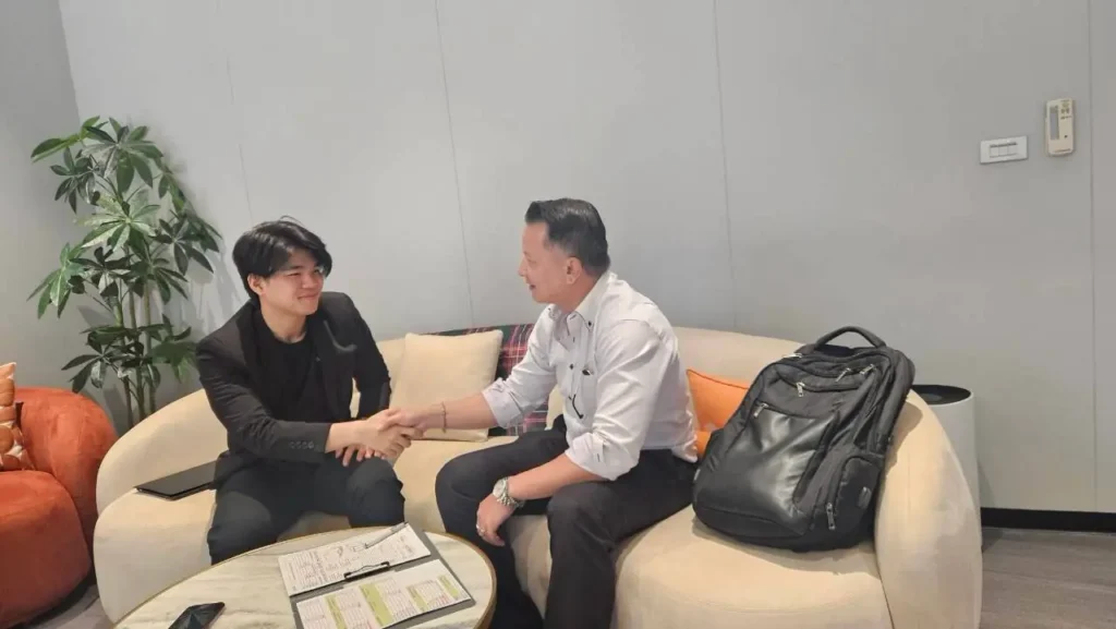 ลูกค้าจับมือกับเจ้าหน้าที่หลังสรุปแนวทางดำเนินการเคลมสินค้าขาดจำนวนกับศุลกากร