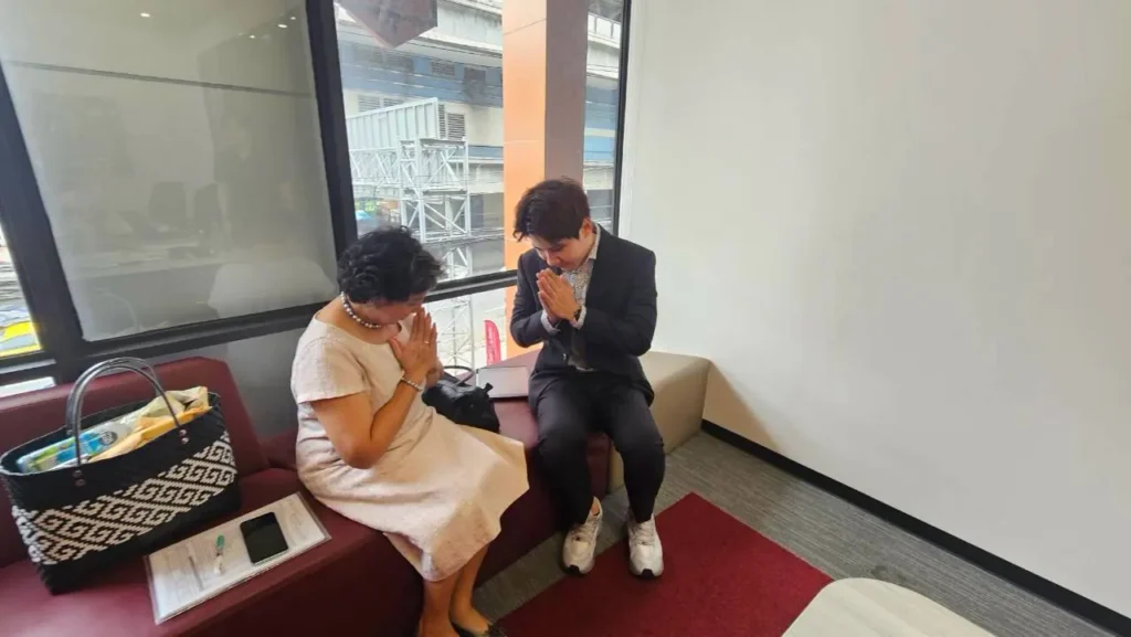 ลูกค้าและเจ้าหน้าที่ทักทายกันหลังสรุปแนวทางดำเนินการกรณี อย. สุ่มตัวอย่างสินค้าแล้ว
