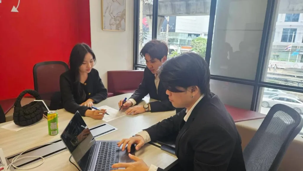 ลูกค้าและทีมงานกำลังตรวจสอบกรณีสินค้าติดศุลกากรเนื่องจากยังไม่มีใบขนสินค้าขาเข้า