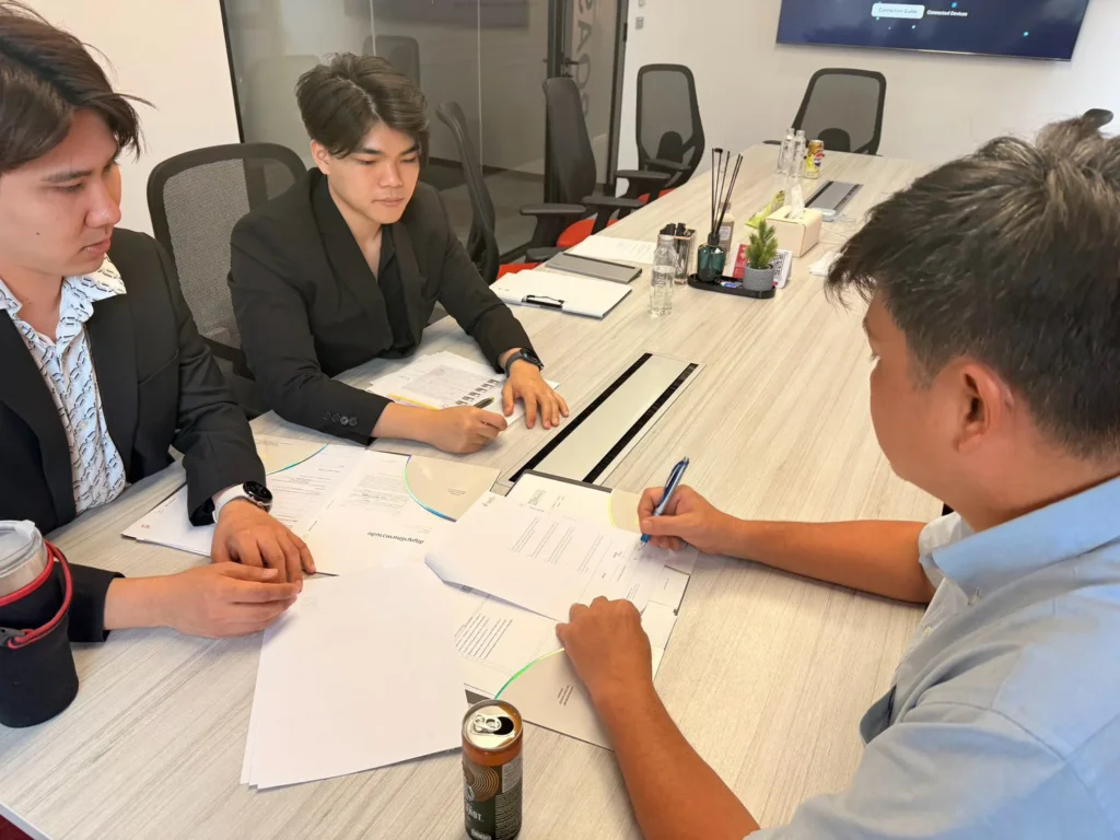 ทีม U:WENTI เทียบข้อมูลใบอนุญาต TISI-NSW และร่างใบขนบนโต๊ะประชุม
