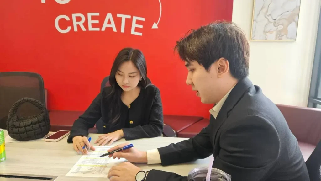 เจ้าหน้าที่ทบทวนเอกสารขนส่งและข้อมูลสินค้านำเข้าร่วมกับลูกค้า