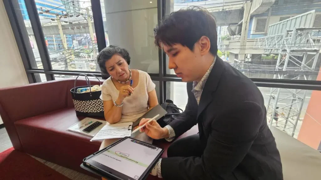 เจ้าหน้าที่ตรวจสอบสถานะ LPI และเอกสารที่เกี่ยวข้องกับการสุ่มตัวอย่างสินค้านำเข้าของ อย.