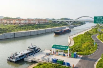 เรือบรรทุกสินค้าและเรือบริการจอดอยู่บริเวณจุดให้บริการพลังงานสะอาดริมคลองผิงหลู