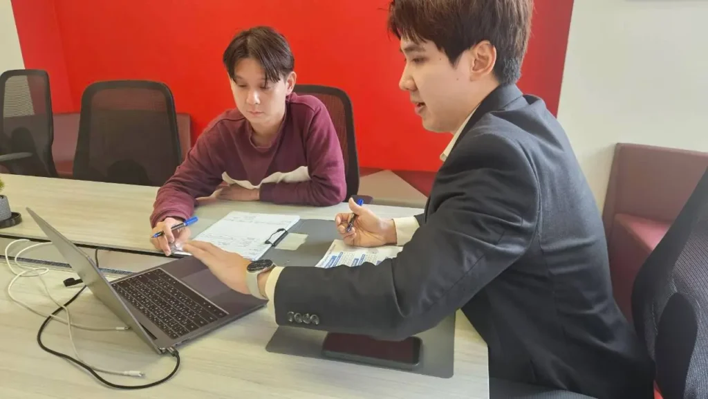 เจ้าหน้าที่ตรวจสอบเอกสาร UN38.3 Test Summary สำหรับแบตเตอรี่ลิเธียมร่วมกับลูกค้า