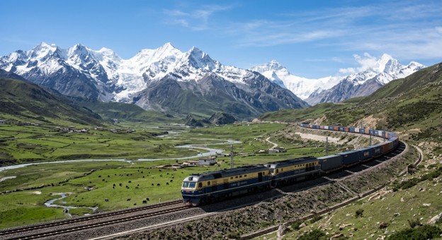 ขบวนรถไฟขนส่งสินค้าวิ่งผ่านหุบเขาและภูเขาหิมะ