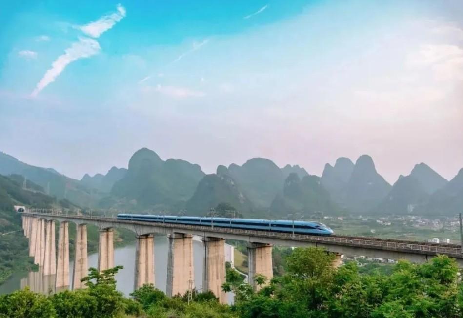 ภาพประกอบรถไฟความเร็วสูงจีนบนทางยกระดับผ่านภูเขา